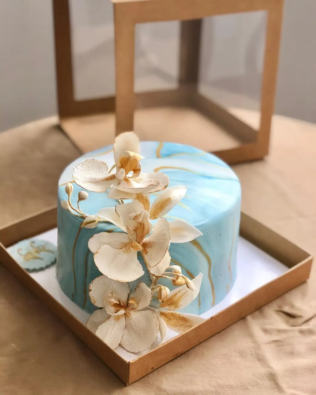 Cake with sugar flowers by Fainaz Milhan, 2020