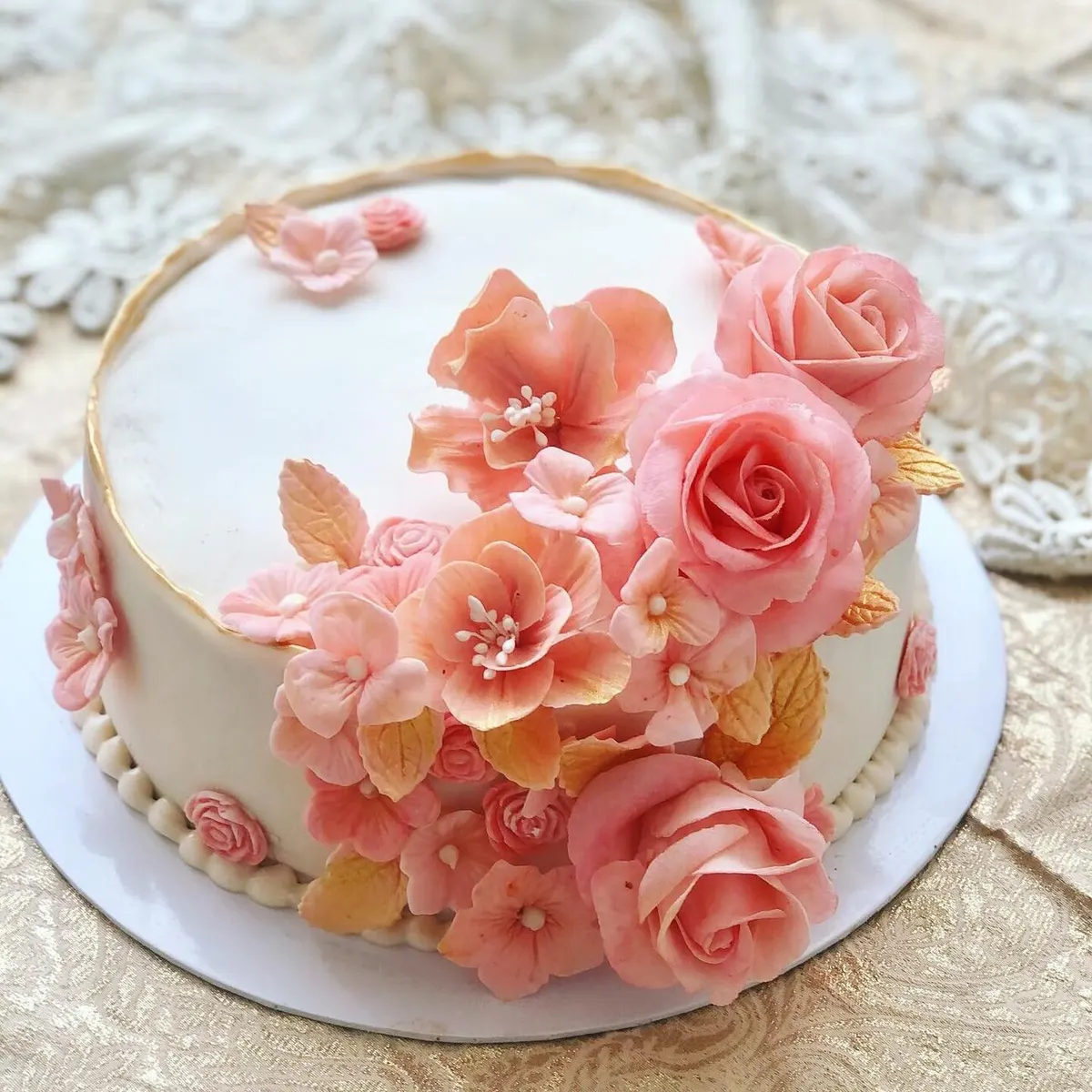 Cake with sugar flowers by Fainaz Milhan, 2020