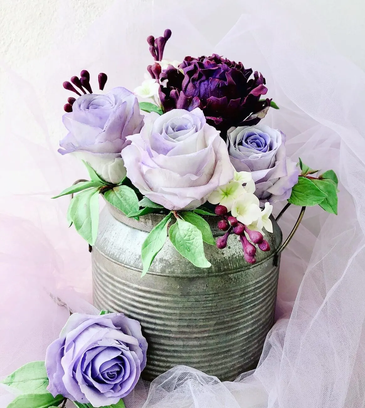 Cake with sugar flowers by Fainaz Milhan, 2021
