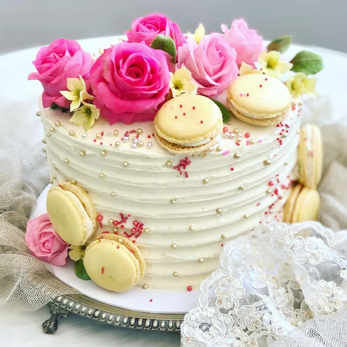 Cake with sugar flowers by Fainaz Milhan, 2021