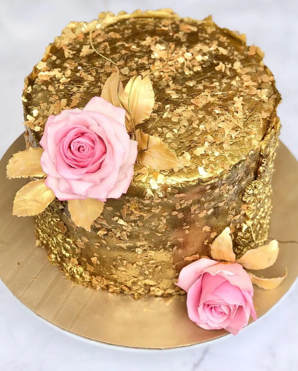 Cake with sugar flowers by Fainaz Milhan, 2021