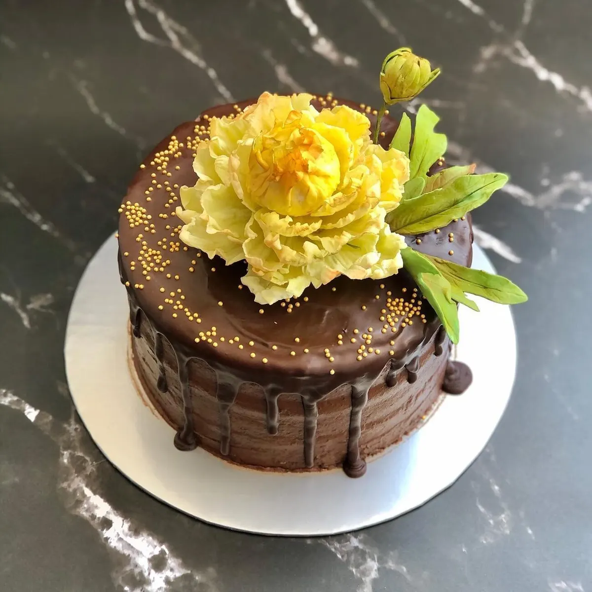 Cake with sugar flowers by Fainaz Milhan, 2021