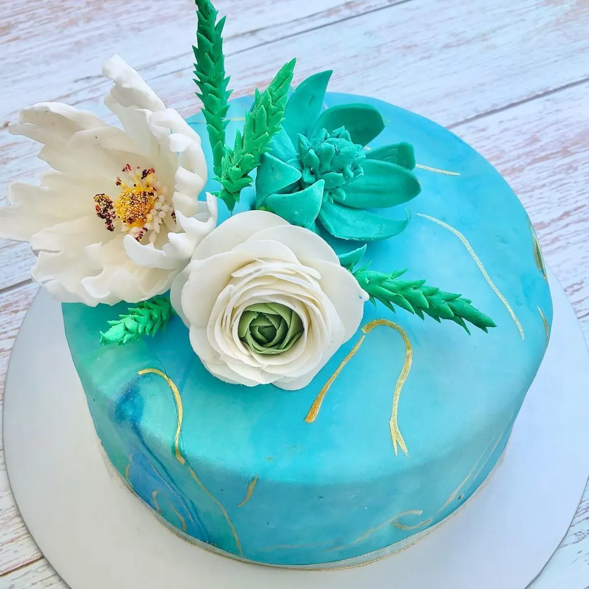 Cake with sugar flowers by Fainaz Milhan, 2021