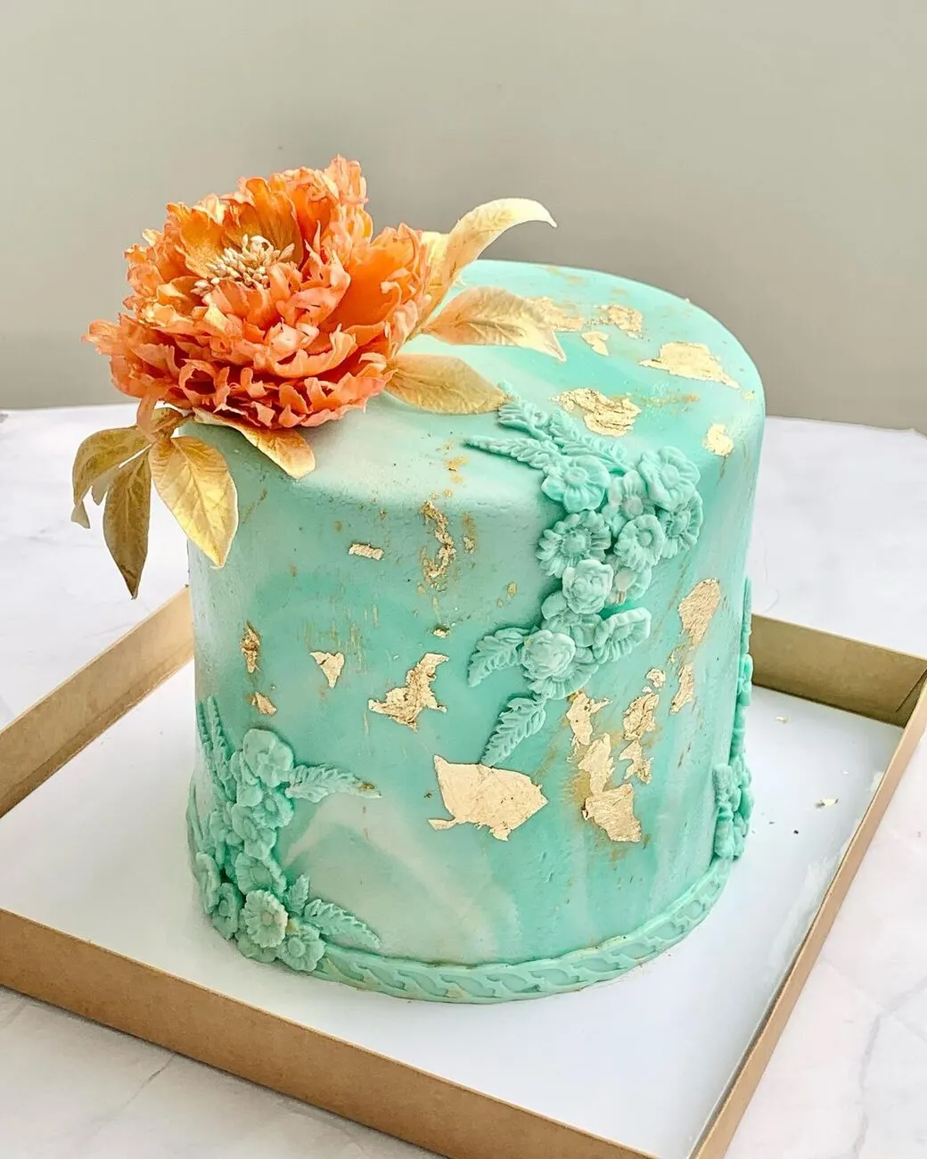 Cake with sugar flowers by Fainaz Milhan, 2021